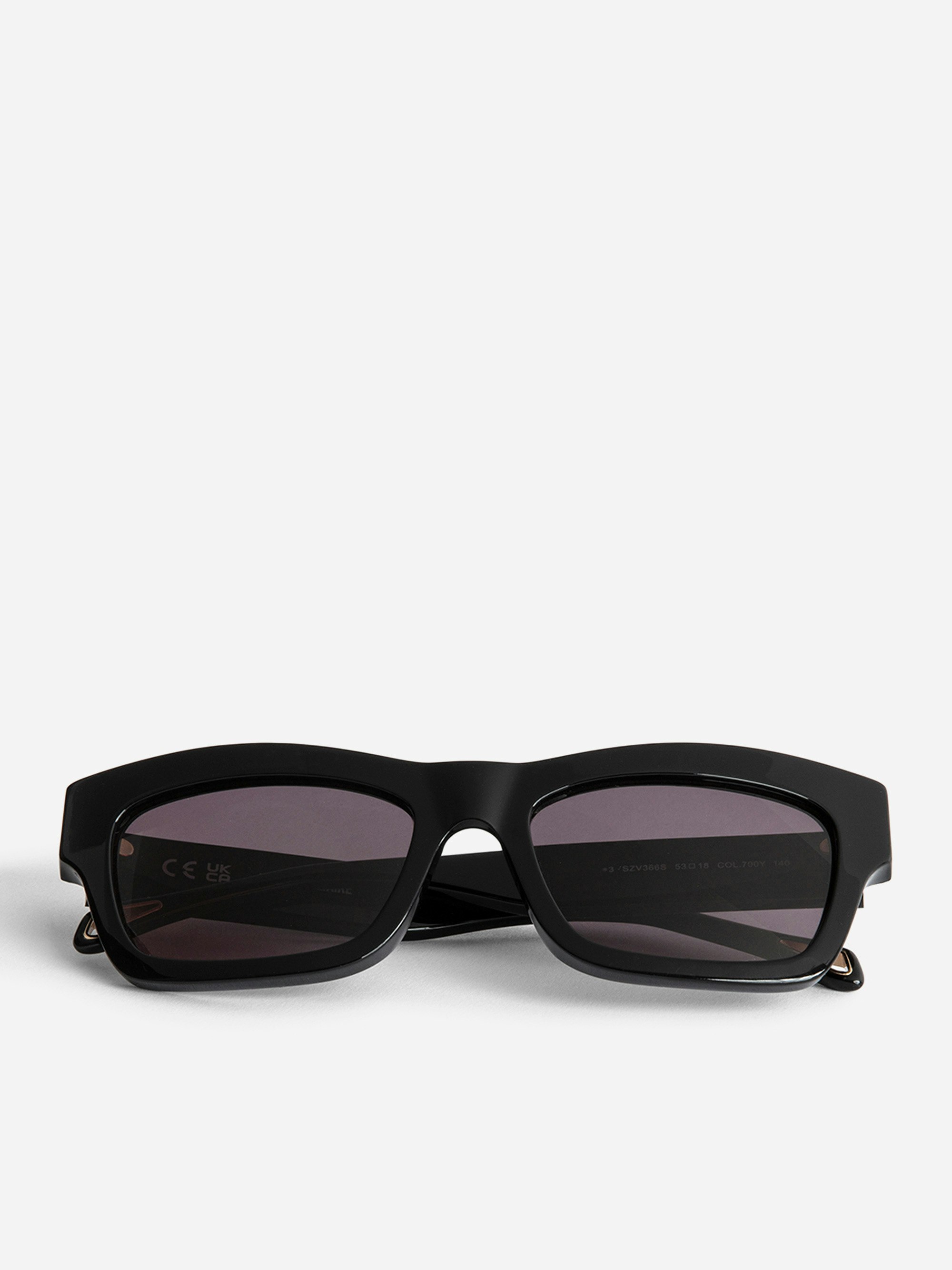 Sonnenbrille ZV23H1 - Schwarze, rechteckige Unisex-Sonnenbrille mit ZV-Logo auf den Bügeln und Nieten auf der Fassung.
