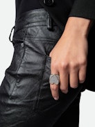 Idol Strass Ring - Brass heart ring with rhinestones.