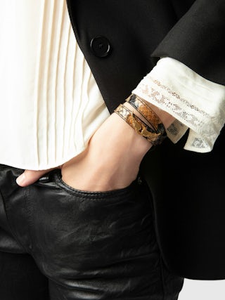 Armband Rock 100% Leder - Armband aus geprägtem Leder in Schlangenoptik mit einem Flügel.