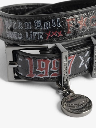 Bracelet Sunny Tag Cuir Double - Bracelet en cuir vernis effet vintage double tour avec un charm médaillon et tags.