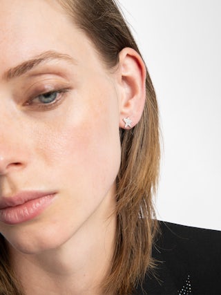 Rock Star Strass Earrings - Asymmetrical stud earrings in brass with rhinestone-adorned stars.