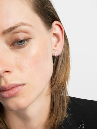 Rock Star Strass Earrings - Asymmetrical stud earrings in brass with rhinestone-adorned stars.