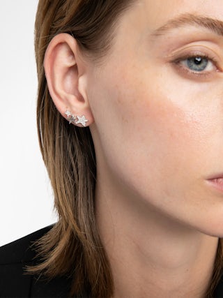 Rock Star Strass Earrings - Asymmetrical stud earrings in brass with rhinestone-adorned stars.