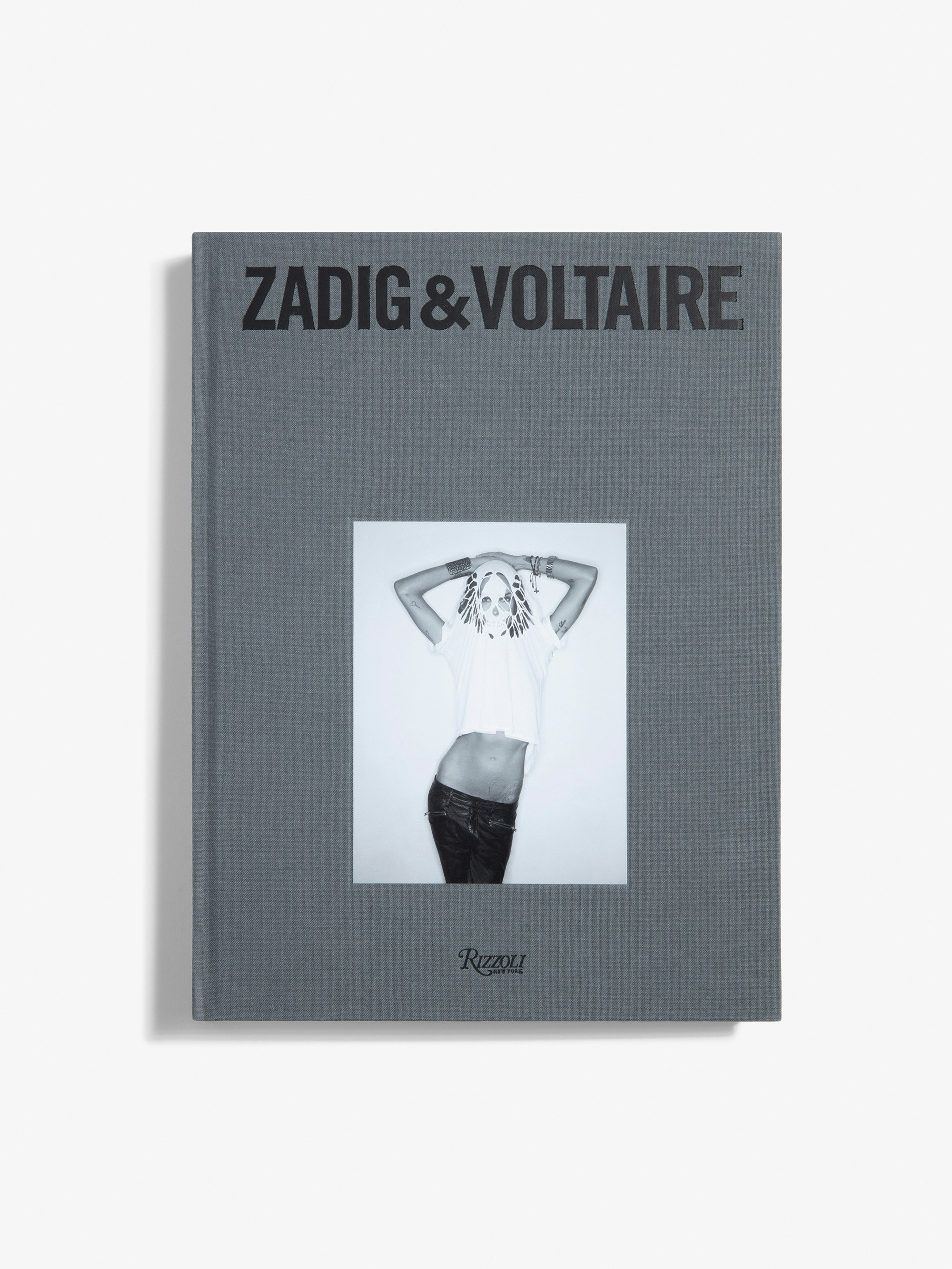 Das Buch „Zadig&Voltaire: Established 1997 in Paris“ – Ausgabe in französischer Sprache - Das erste vollständige Druckwerk über Zadig&Voltaire, anlässlich des 25-jährigen Bestehens der Marke – Ausgabe in französischer Sprache.