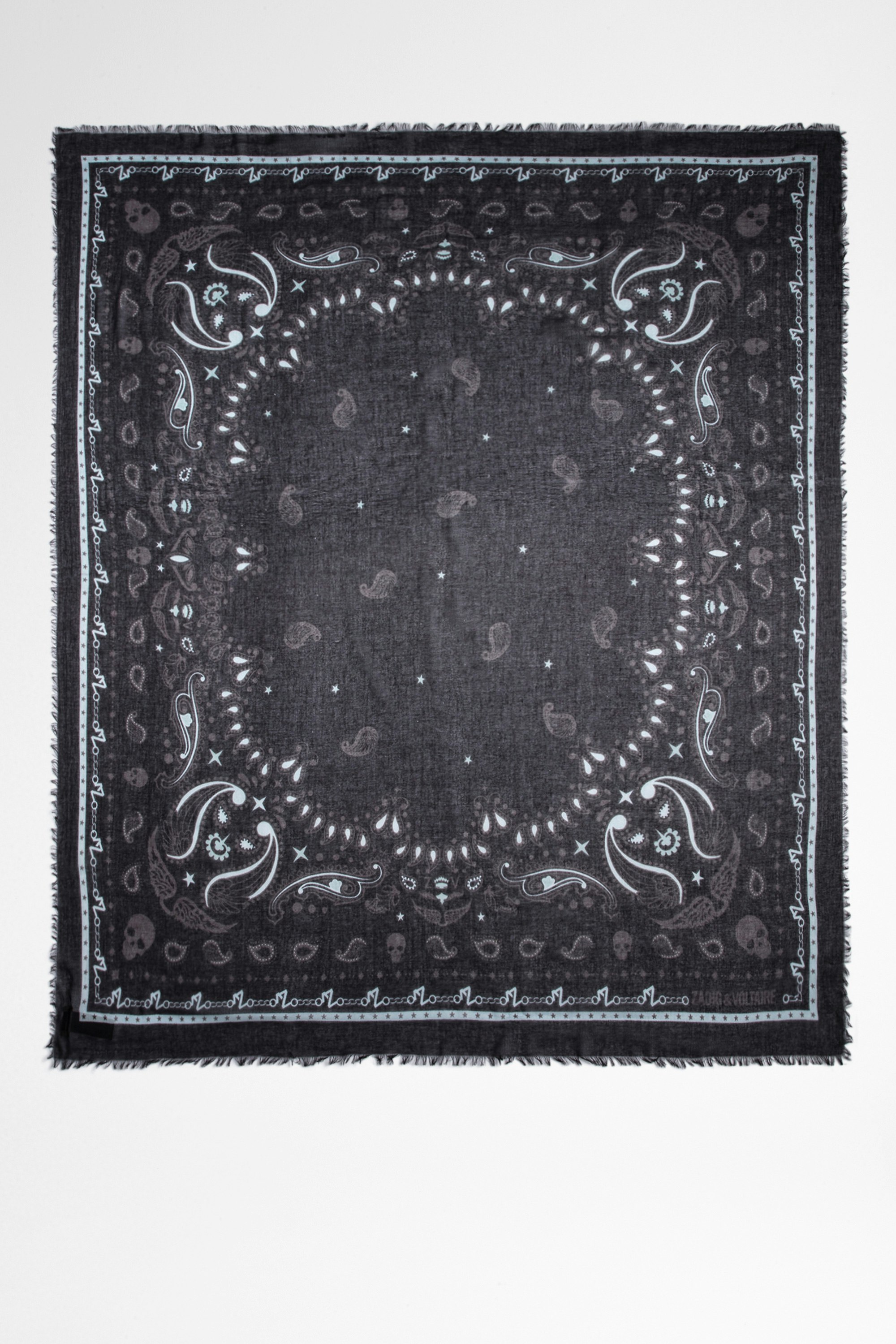 Foulard Delta Foulard en coton imprimé bandana noir Femme. Ce produit est certifié GOTS et fait à partir de fibres issues de l’agriculture biologique.