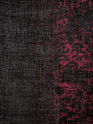 Judy Leopard Schal - Roter Wollschal mit Leoparden-Tie-Dye-Muster.