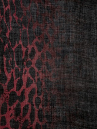 Judy Leopard Schal - Roter Wollschal mit Leoparden-Tie-Dye-Muster.