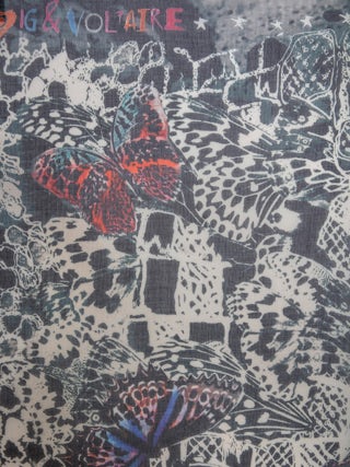 Kerry Butterfly Lace 135 Schal - Marineblauer Schal mit Schmetterlingsdruck.