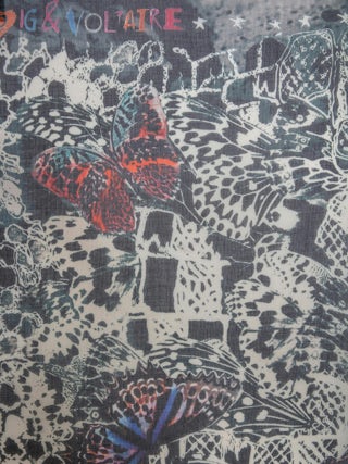 Kerry Butterfly Lace 135 Schal - Marineblauer Schal mit Schmetterlingsdruck.