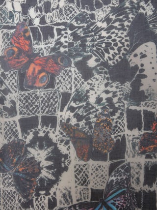 Kerry Butterfly Lace 135 Schal - Marineblauer Schal mit Schmetterlingsdruck.