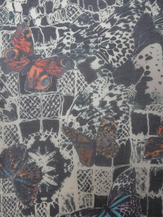 Kerry Butterfly Lace 135 Schal - Marineblauer Schal mit Schmetterlingsdruck.