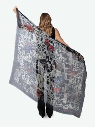 Kerry Butterfly Lace 135 Schal - Marineblauer Schal mit Schmetterlingsdruck.