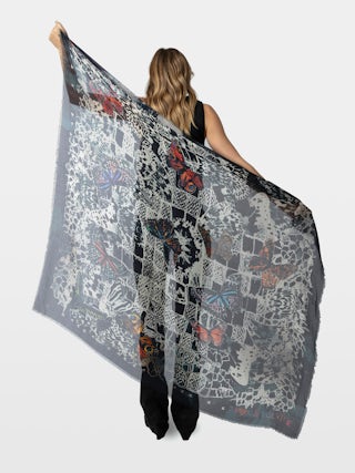 Kerry Butterfly Lace 135 Schal - Marineblauer Schal mit Schmetterlingsdruck.