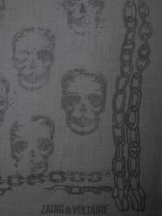 Kerry Scarf Skull 135 - Grey scarf with skull print.