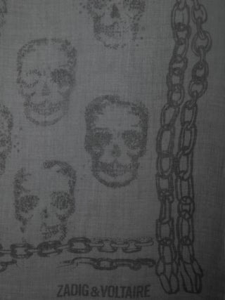 Schal Kerry Skull 135 - Grauer Schal mit Totenkopf-Print.