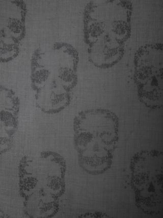 Kerry Scarf Skull 135 - Grey scarf with skull print.