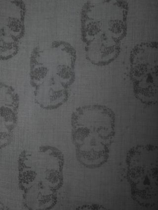 Schal Kerry Skull 135 - Grauer Schal mit Totenkopf-Print.