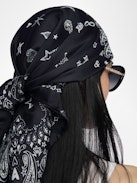 Debbie 85 Scarf - Square scarf in mixed silk with bandana print.