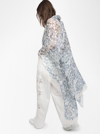 Kerry Schal Roses 135 - Modal-Schal mit Rosendruck.