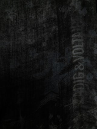 Judy Stars 100 Scarf 100% wool - Wool scarf with star print and gradient pattern effect.