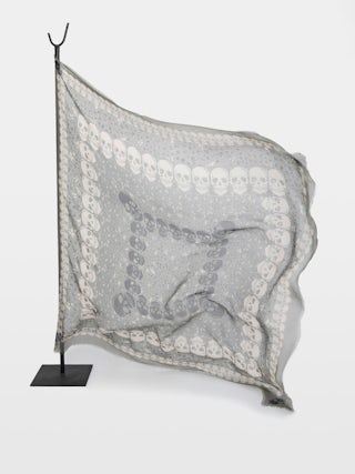 Kerry Garden 135 Scarf - Scarf in modal with skull and flower print.