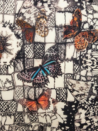 Blondie Butterfly Lace 130 Schal - Cremefarbener Seidenschal mit Schmetterlings- und Spitzendruck.