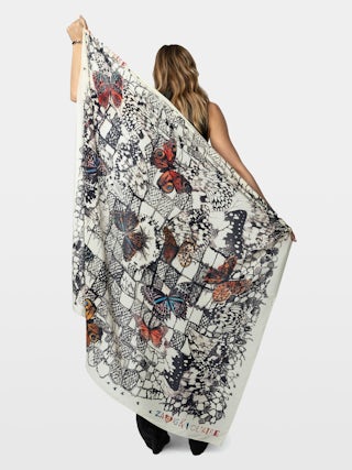 Blondie Butterfly Lace 130 Schal - Cremefarbener Seidenschal mit Schmetterlings- und Spitzendruck.