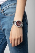 Reloj Fusion Heart  - Reloj de acero plateado para mujer con fondo de corazones rojos
