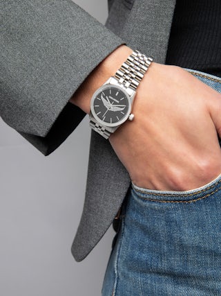 Montre Zadig Small - Montre en acier inoxydable avec cadran noir avec ailes silver et bracelet acier.