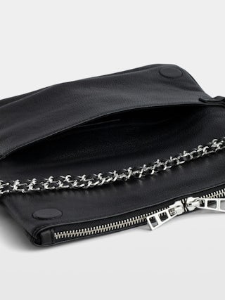 Pochette Rock - Pochette en cuir grainé à double chaînes cuir et métal et ailes ornées de strass.
