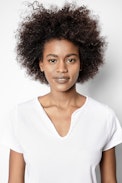Tunisien Tunys - T-shirt blanc femme en coton ailes brodées sur la manche.