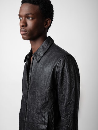 Blouson Lasso Cuir Froissé - Blouson droit en cuir froissé noir à manches longues et fermeture zippée.
