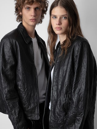 Blouson Lasso Cuir Froissé - Blouson droit en cuir froissé noir à manches longues et fermeture zippée.