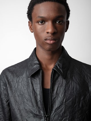 Blouson Lasso Cuir Froissé - Blouson droit en cuir froissé noir à manches longues et fermeture zippée.