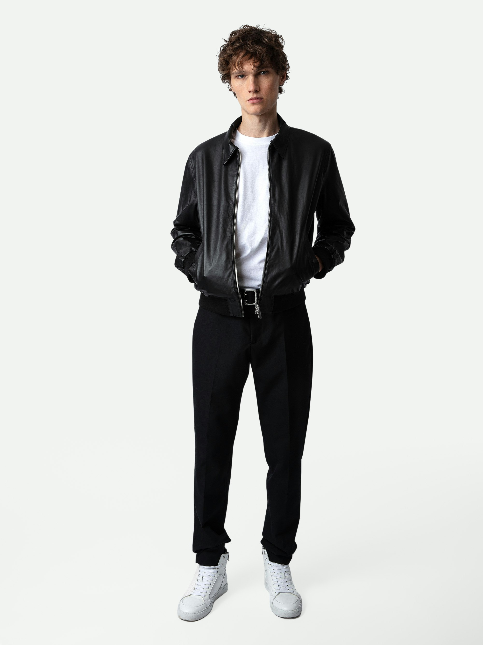 Jacke Mate Leder - Schwarze Wendejacke aus Leder und Nylon mit Taschen und Badge auf dem Rücken.