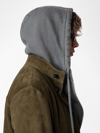 Giacca in pelle scamosciata Lonni - Giacca in pelle scamosciata con collo alto, chiusura con bottoni e maniche lunghe.