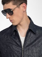 Lederjacke Loumy - Puristische Jacke aus geknittertem Leder mit Reißverschluss, Paspeltaschen und geprägter Flügel-Signatur auf der Rückseite.