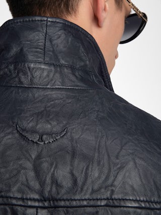 Blouson Loumy Cuir - Blouson fermeture zippée épuré en cuir froissé avec poches passepoilées et signature ailes embossées au dos.