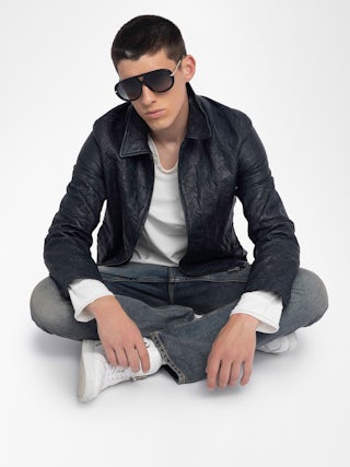 Blouson Loumy Cuir - Blouson fermeture zippée épuré en cuir froissé avec poches passepoilées et signature ailes embossées au dos.