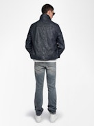Lederjacke Loumy - Puristische Jacke aus geknittertem Leder mit Reißverschluss, Paspeltaschen und geprägter Flügel-Signatur auf der Rückseite.