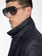 Lederjacke Loumy - Puristische Jacke aus geknittertem Leder mit Reißverschluss, Paspeltaschen und geprägter Flügel-Signatur auf der Rückseite.
