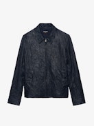 Lederjacke Loumy - Puristische Jacke aus geknittertem Leder mit Reißverschluss, Paspeltaschen und geprägter Flügel-Signatur auf der Rückseite.