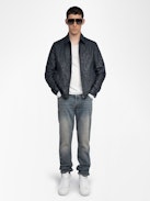 Lederjacke Loumy - Puristische Jacke aus geknittertem Leder mit Reißverschluss, Paspeltaschen und geprägter Flügel-Signatur auf der Rückseite.