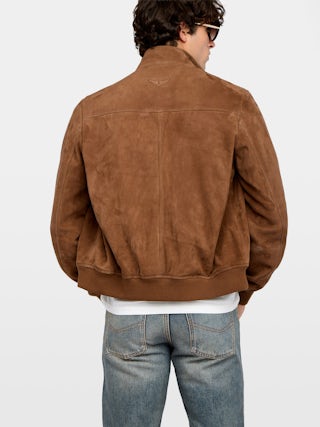 Blouson Lonni Cuir Suede - Blouson en cuir suède à col montant, fermeture boutonnée et manches longues.