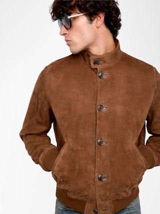 Blouson Lonni Cuir Suede - Blouson en cuir suède à col montant, fermeture boutonnée et manches longues.
