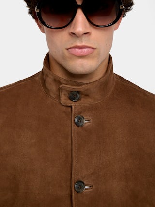 Blouson Lonni Cuir Suede - Blouson en cuir suède à col montant, fermeture boutonnée et manches longues.