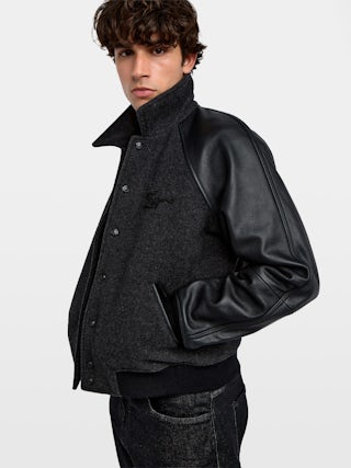 Blouson Benjy - Blouson bomber en bi matière; corps en laine et manches en cuir légèrement grainé, double poche passepoilée, broderie ZV en chaînette sur l'avant et flockage serpent au dos.
