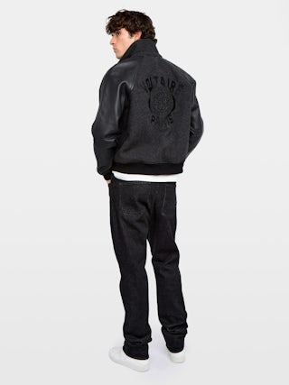 Blouson Benjy - Blouson bomber en bi matière; corps en laine et manches en cuir légèrement grainé, double poche passepoilée, broderie ZV en chaînette sur l'avant et flockage serpent au dos.