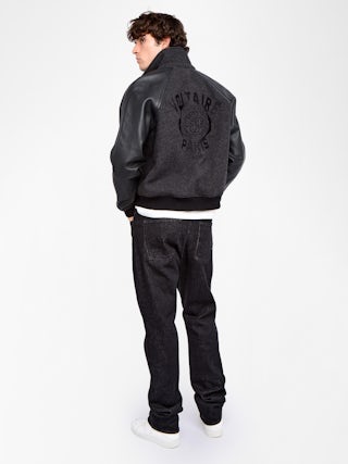 Blouson Benjy - Blouson bomber en bi matière; corps en laine et manches en cuir légèrement grainé, double poche passepoilée, broderie ZV en chaînette sur l'avant et flockage serpent au dos.