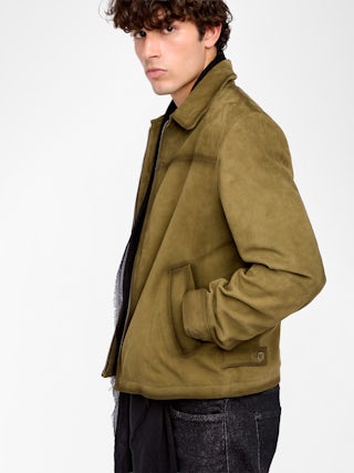 Veste Loumy Cuir Suede - Blouson zippé épuré en cuir suède avec poches passepoilées et signature ailes embossées au dos.